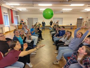 Wir trainieren Luftballon-Handball für die anstehenden Länderspiele!
