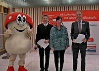 Spendenübergabe durch Sparkassen-Chef und Landrat